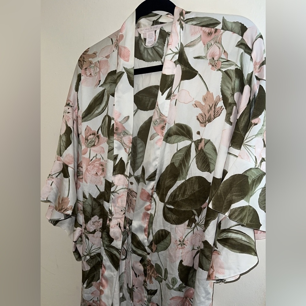 Two Vs Robe Bundle - image 7